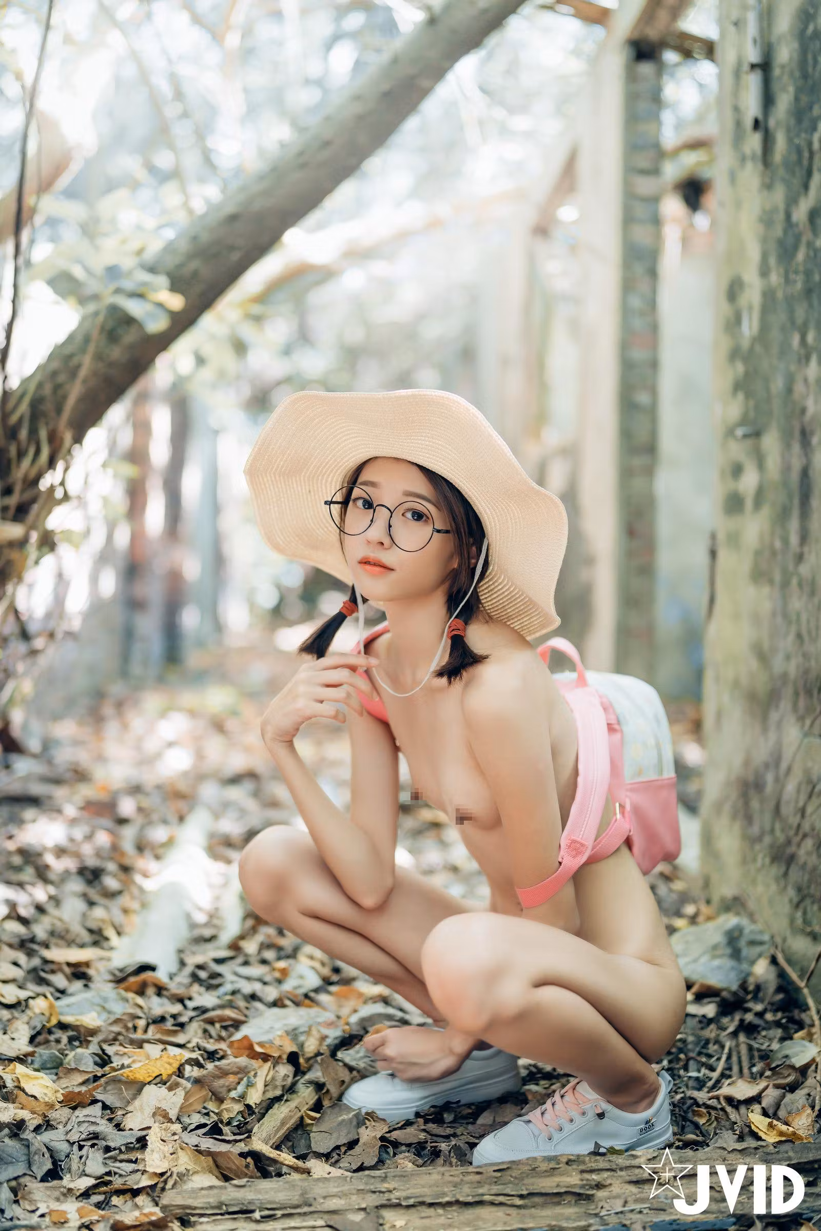 妍妍身穿粉色连身裙戴草帽眼镜在废墟边手拿捕虫网蹲姿展现白嫩肌肤